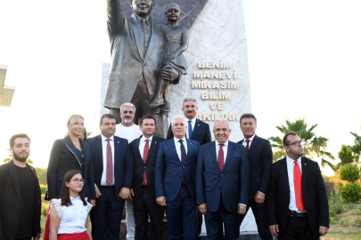 Bursa Osmangazi Belediyesi girişine Atatürk Anıtı
