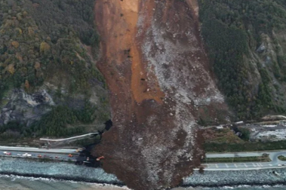 Artvin'de heyelan: Karadeniz Sahil Yolu ulaşıma kapandı