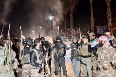 Suriye'de silahlı muhalifler başkente girdi: "Esad Şam'ı terk etti"