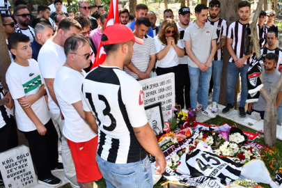 Manisa'da Ferdi Zeyrek’in kabri ziyaretçi akınına uğradı