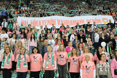 Yeşil beyaz tribünlerde pembe farkındalık