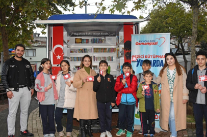 'Gezici Kütüphane' Cumhuriyet coşkusunu mahallelere taşıdı