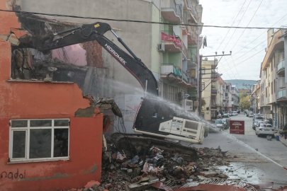Gemlik’te güvenli kent için metruk bina yıkımları sürüyor