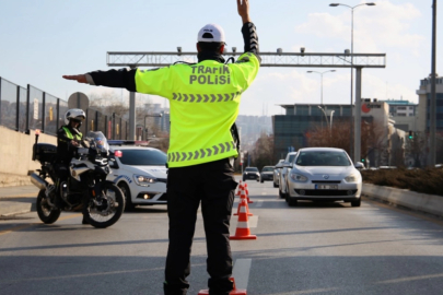 Trafikte yeni dönem başladı! Cezalar katlandı, ehliyete el koyma ve iptal şartları ağırlaştı