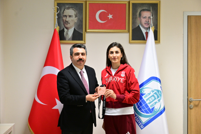 Yıldırımlı Hatice Kübra İlgün Avrupa'da Kürsüde