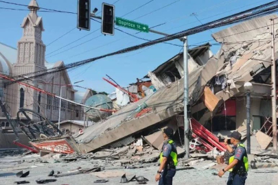 Filipinler'de 7.8 Büyüklüğünde Deprem Meydana Geldi